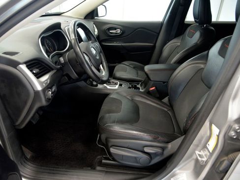 Used 2016 Jeep Cherokee Trailhawk w/ Cold Weather Group image 15