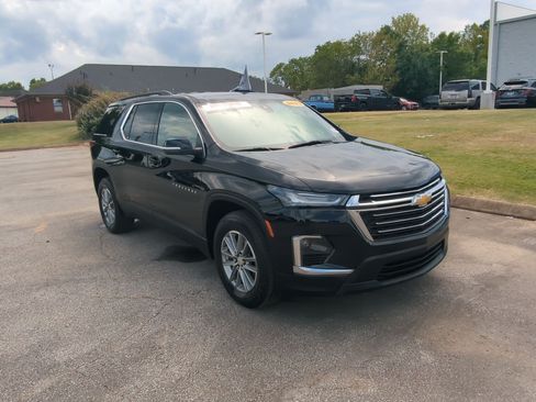 Used 2023 Chevrolet Traverse LT FWD image 2