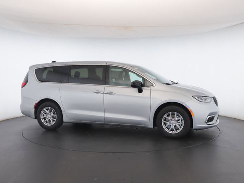 New 2026 Chrysler Pacifica Select image 30
