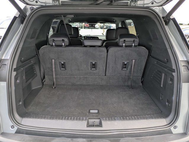 Used 2025 Chevrolet Traverse LT FWD image 12