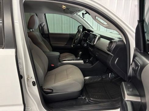 Used 2020 Toyota Tacoma SR5 w/ SR5 Appearance Package (SM) RWD image 27