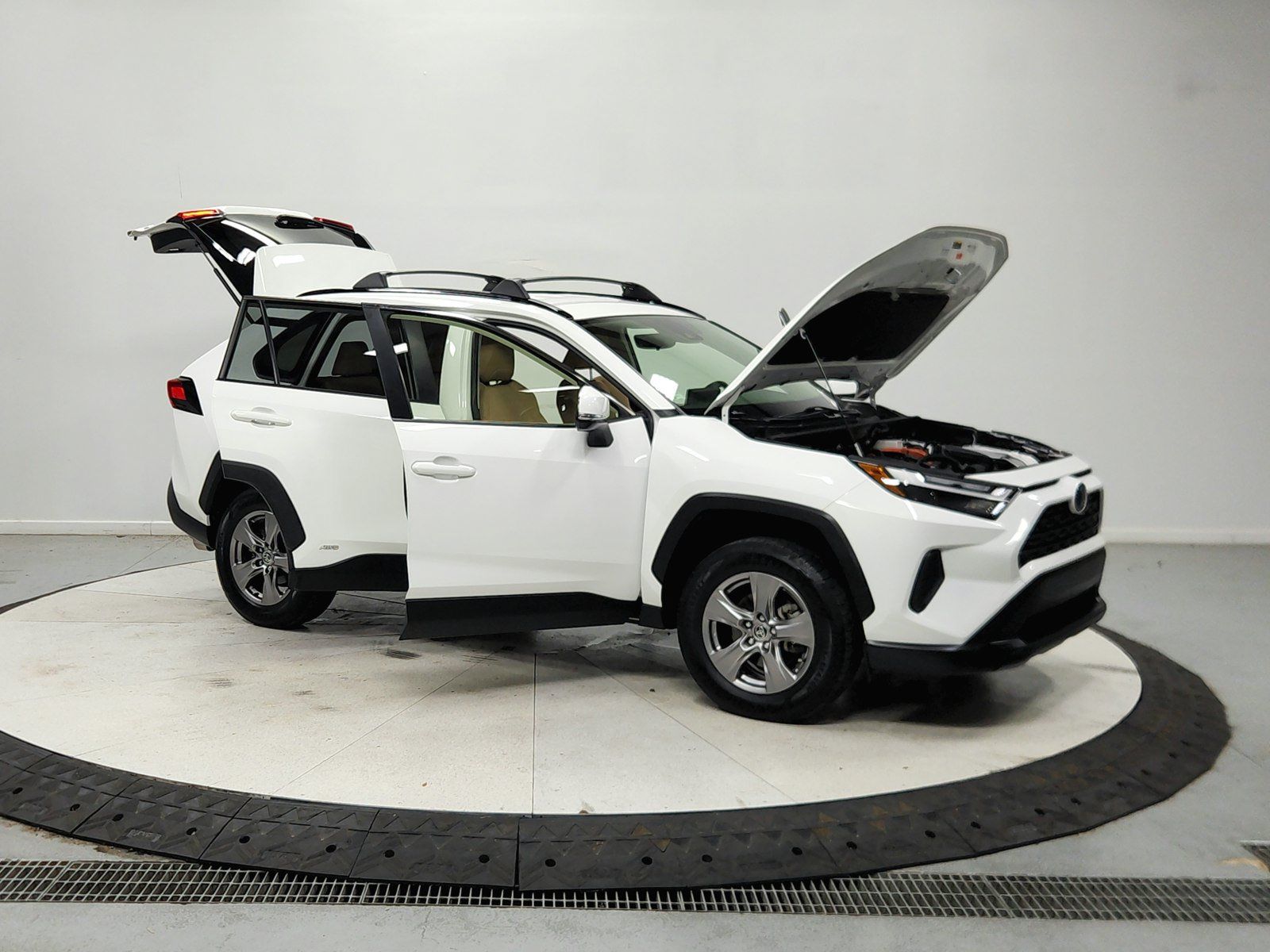 Used 2023 Toyota RAV4 LE AWD/4WD image 10