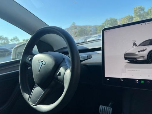 Used 2023 Tesla Model Y Performance AWD/4WD image 10