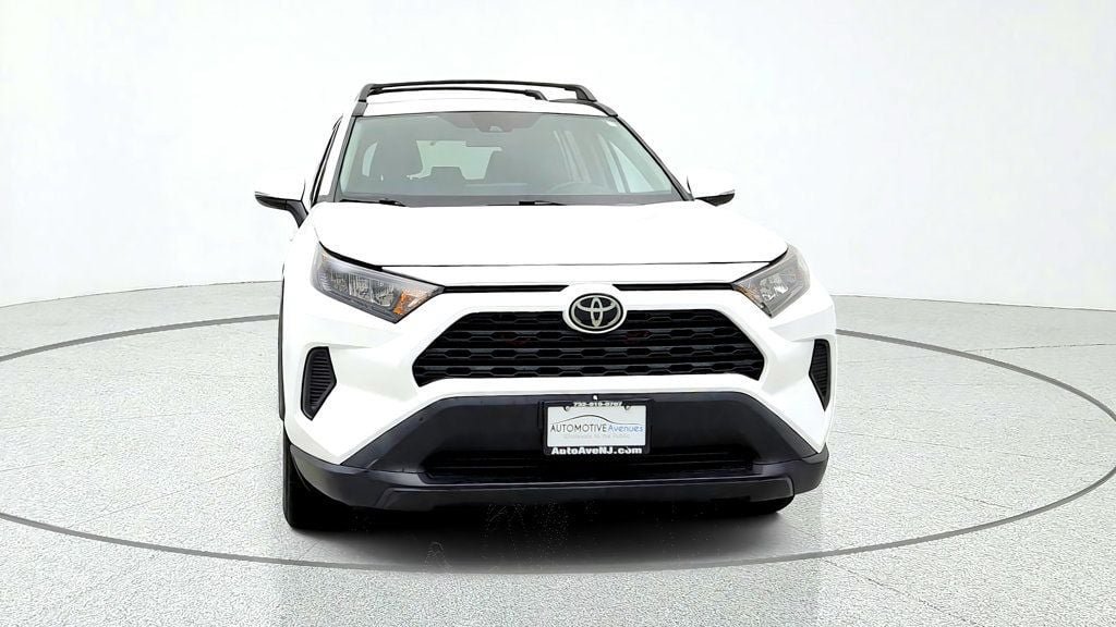 Used 2021 Toyota RAV4 LE AWD/4WD image 2