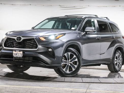 Used 2023 Toyota Highlander XLE FWD image 1