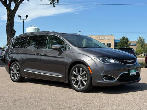 Used 2017 Chrysler Pacifica Limited FWD image 2
