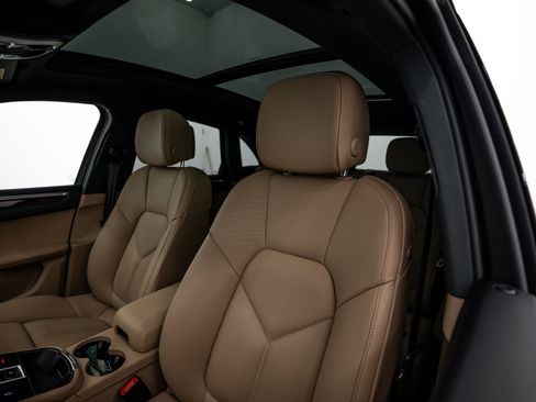 Certified 2024 Porsche Macan AWD/4WD image 17