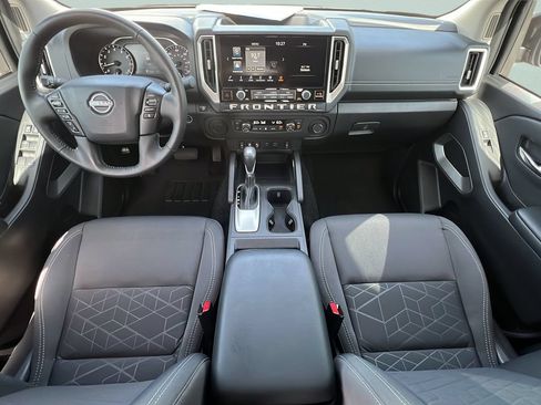 Used 2025 Nissan Frontier SV w/ SV Convenience Package RWD image 11