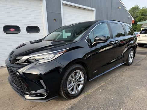 Used 2021 Toyota Sienna XSE w/ XSE Plus Package AWD/4WD image 1