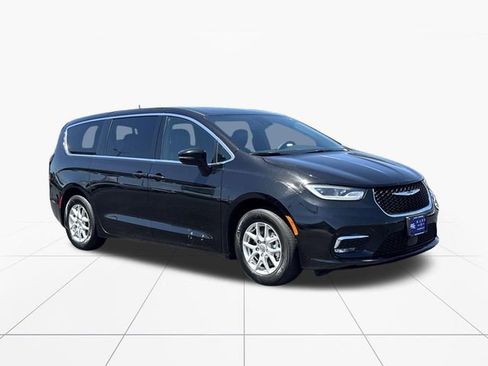 Used 2025 Chrysler Pacifica Select FWD image 8