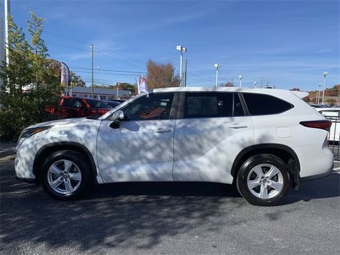 Certified 2023 Toyota Highlander L image 5