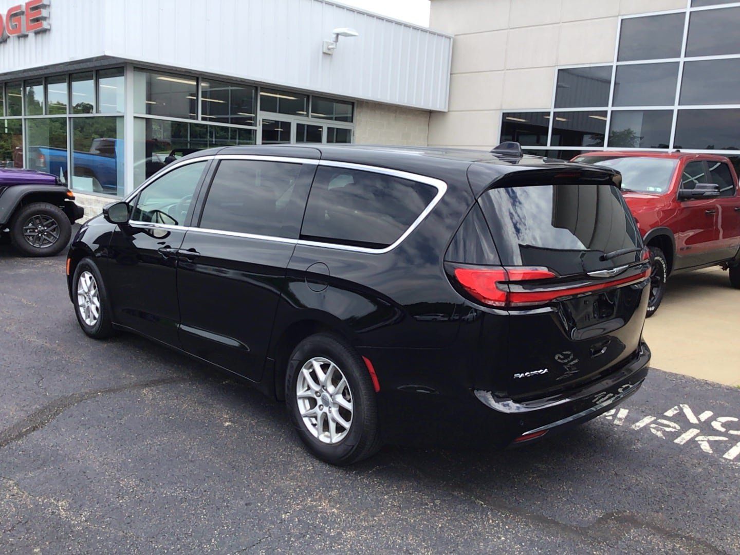 Certified 2024 Chrysler Pacifica Touring-L FWD image 5