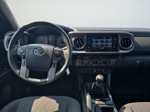 Used 2018 Toyota Tacoma TRD Sport AWD/4WD image 9