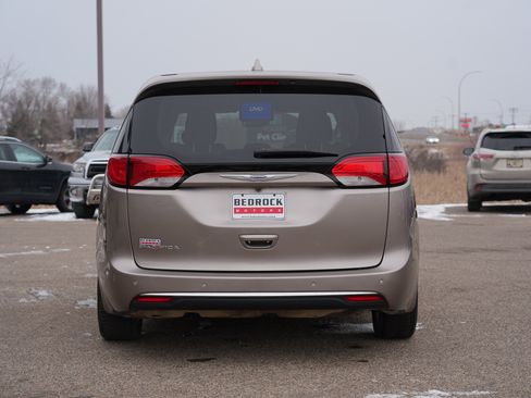 Used 2018 Chrysler Pacifica Touring Plus w/ Tire & Wheel Group image 4