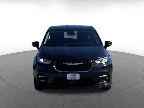 Used 2023 Chrysler Pacifica Touring-L image 3