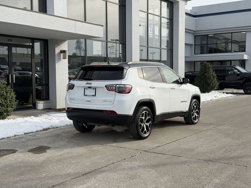 Used 2025 Jeep Compass Limited image 4