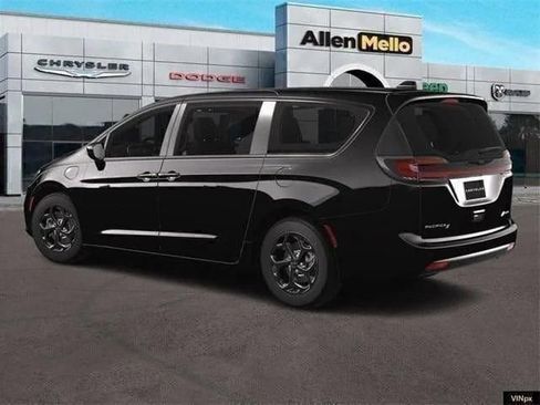 New 2023 Chrysler Pacifica Touring-L w/ S Appearance Package image 4