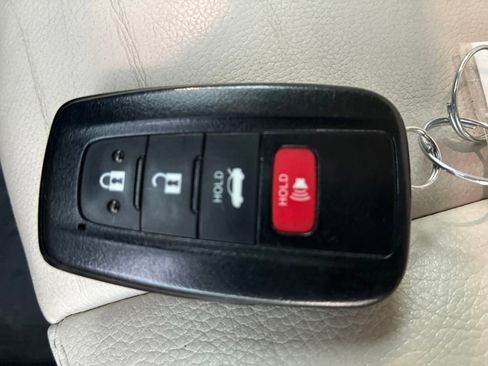 Used 2021 Toyota Camry XLE image 29