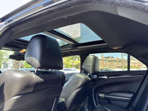 Used 2018 Chrysler 300 S w/ 300S Premium Group RWD image 30