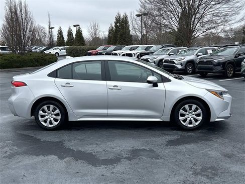 Used 2025 Toyota Corolla LE image 3