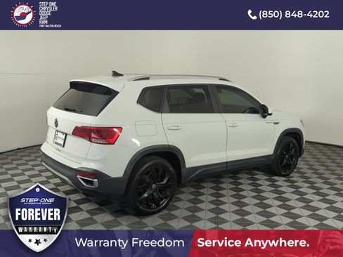 Used 2022 Volkswagen Taos SE FWD image 6