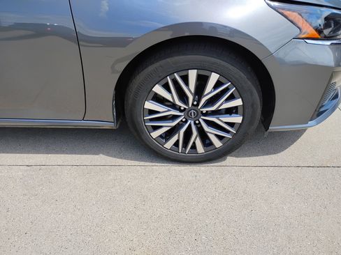 Used 2025 Nissan Altima 2.5 SV FWD image 33