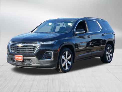 Used 2023 Chevrolet Traverse LT w/ LT Premium Package image 3