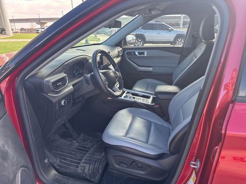 Used 2021 Ford Explorer XLT w/ Equipment Group 202A image 9