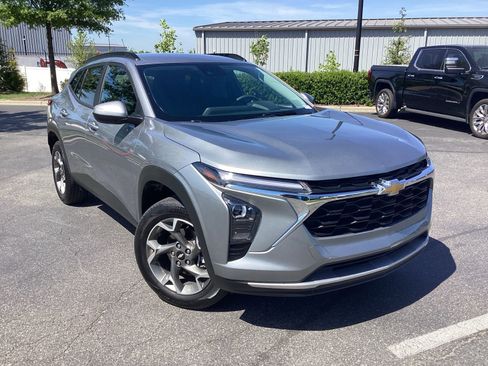 Used 2025 Chevrolet Trax LT image 7