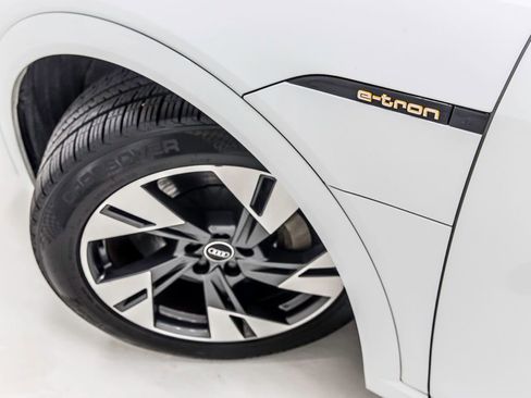 Used 2021 Audi e-tron Premium w/ Convenience Plus Package image 12