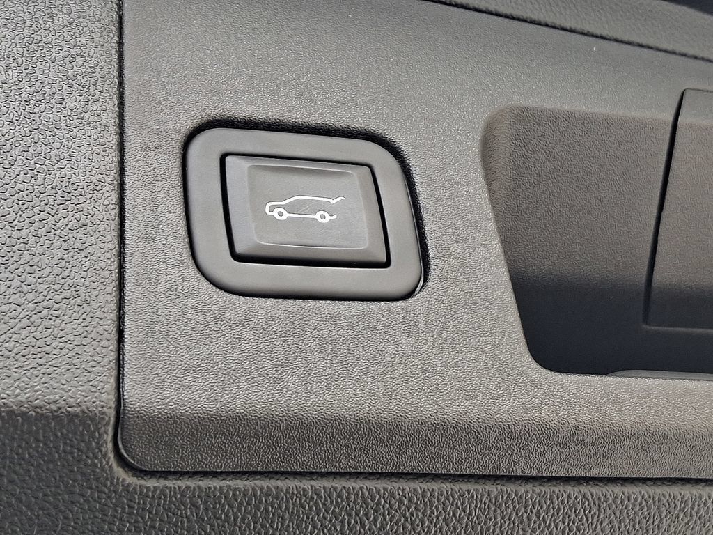 Certified 2024 Cadillac XT5 Premium Luxury w/ LPO, Floor Liner Package AWD/4WD image 33