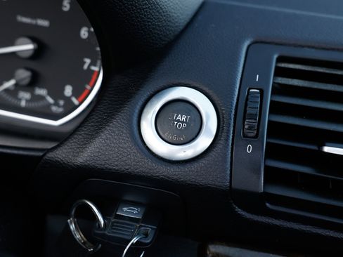 Used 2011 BMW 135i Convertible w/ Premium Pkg image 30