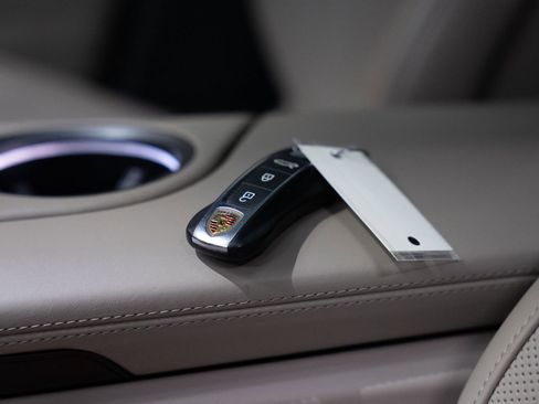 Used 2022 Porsche Taycan 4S image 44