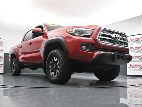 Used 2017 Toyota Tacoma TRD Off-Road w/ Premium & Technology Package AWD/4WD image 32