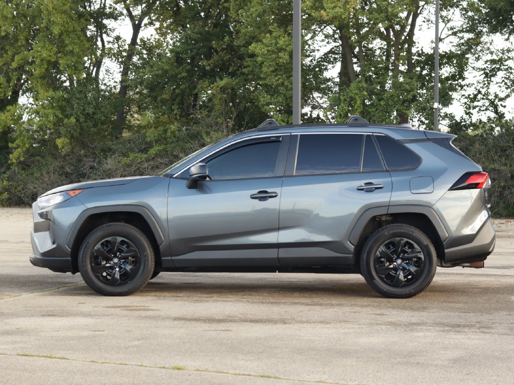 Used 2021 Toyota RAV4 LE AWD/4WD image 4