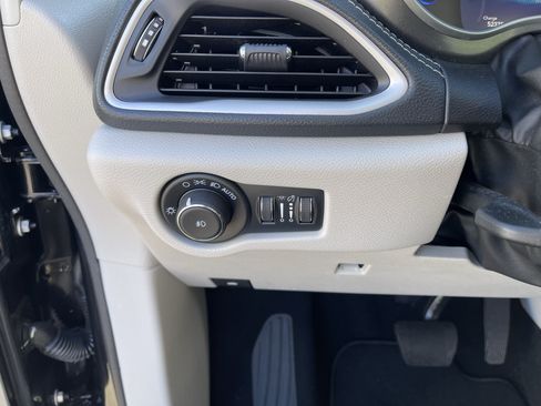 Used 2024 Chrysler Pacifica Limited FWD image 25