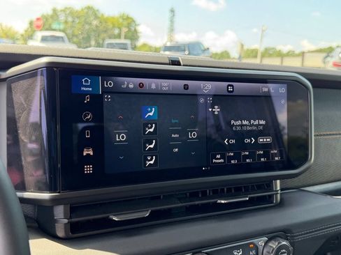 Used 2025 Jeep Gladiator Mojave w/ Convenience Group AWD/4WD image 21