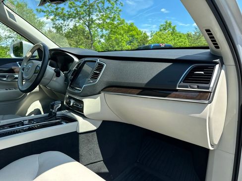 Used 2019 Volvo XC90 T6 Momentum w/ Protection Package AWD/4WD image 12