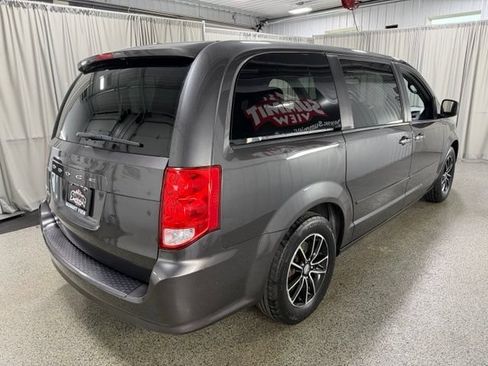 Used 2016 Dodge Grand Caravan SE FWD image 4