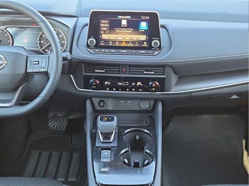 Used 2025 Nissan Rogue SV FWD image 16