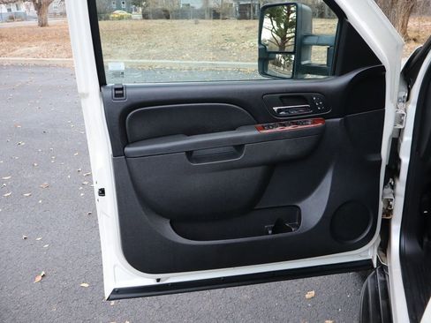 Used 2011 GMC Yukon SLT w/ SLT-2 Equipment Package image 25