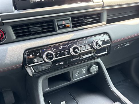 Used 2025 Honda Pilot Black Edition image 25