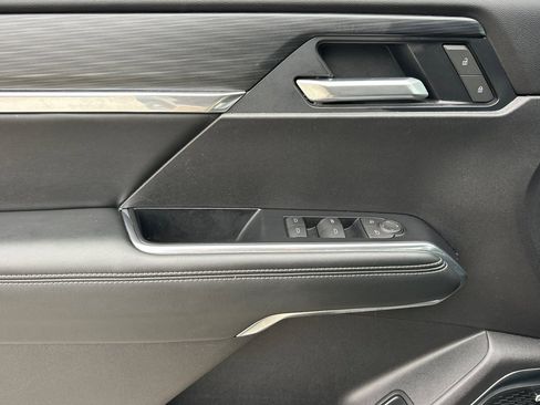 Used 2025 GMC Acadia Elevation image 11