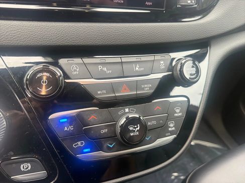 Used 2025 Chrysler Pacifica Select FWD image 11