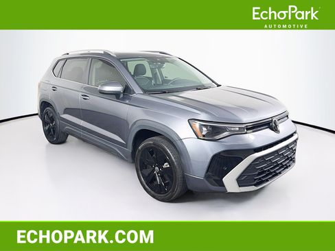 Used 2025 Volkswagen Taos SE FWD image 1