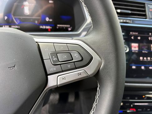 Used 2024 Volkswagen Tiguan SE w/ Panoramic Sunroof Package image 18