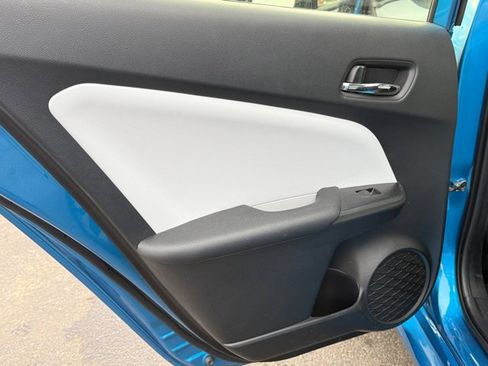 Used 2019 Toyota Prius XLE image 28