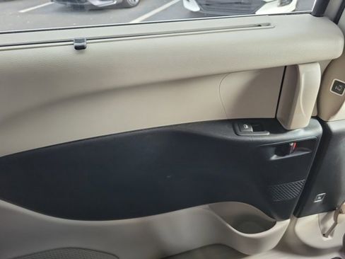 Used 2023 Chrysler Pacifica Touring-L image 17