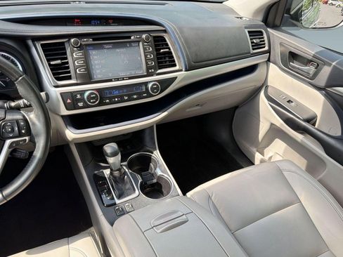 Used 2019 Toyota Highlander XLE AWD/4WD image 27