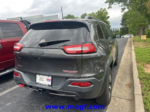 Used 2016 Jeep Cherokee Trailhawk w/ Comfort/Convenience Group AWD/4WD image 3
